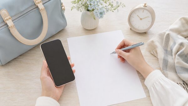 チェックインに遅れそうなときに予約内容を確認してホテルへ連絡するイメージ
