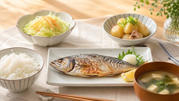 焼き魚にご飯、味噌汁、キャベツやじゃがいもの副菜を添えた和風献立
